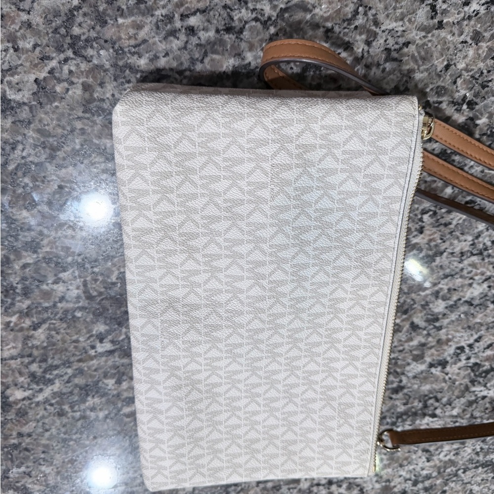 Michael Kors
SIGNATURE DOUBLE POUCH CROSSBODY - Picture 2 of 4